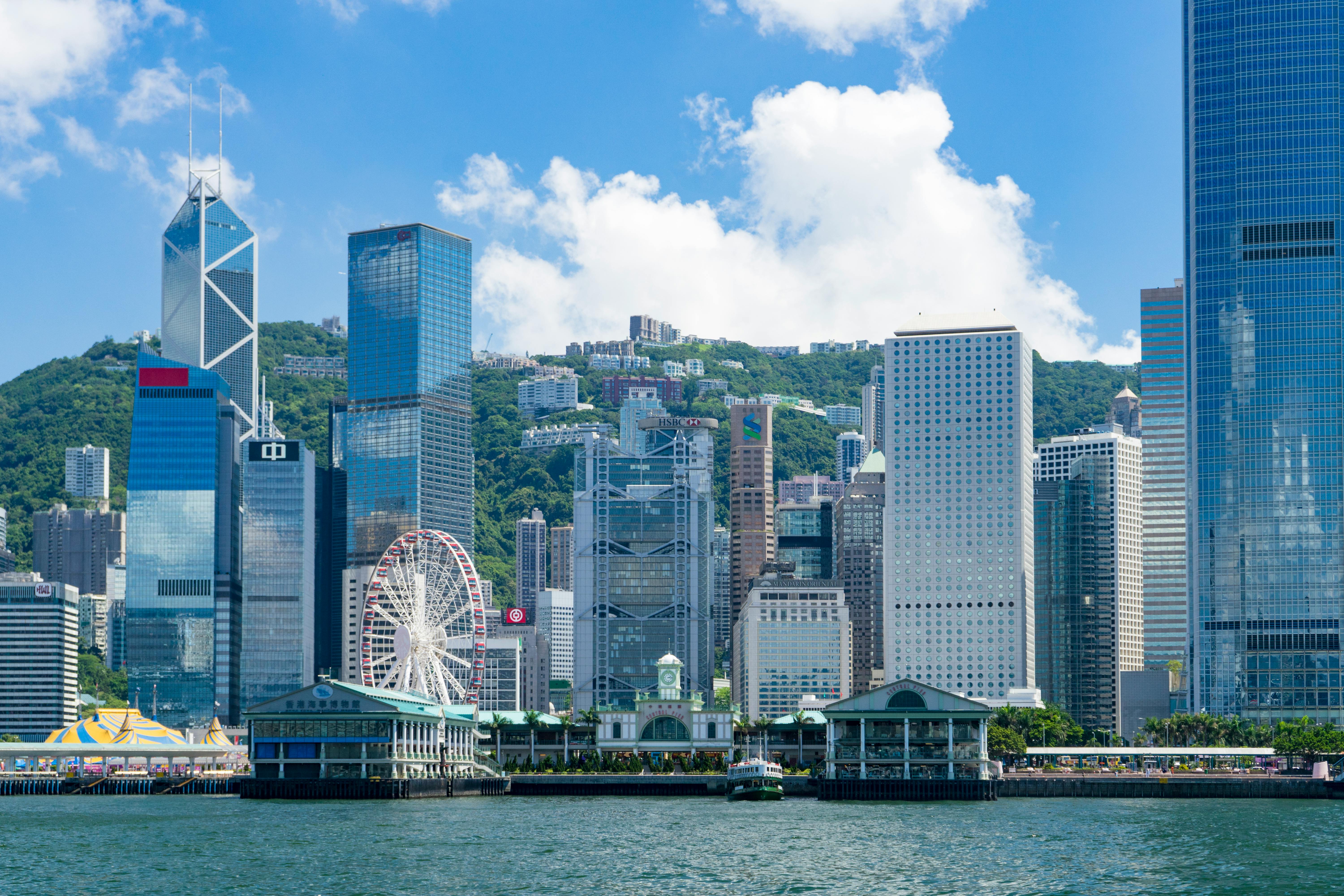香港市場近年持續優化上市機制，包括在《上市規則》中增設第十八A章及十八C章1以及推出科企專線等，隨著一系列優化措施落實，近年香港上市發行人的數目和種類也大幅擴增，為投資者帶來更多不同的投資機遇。